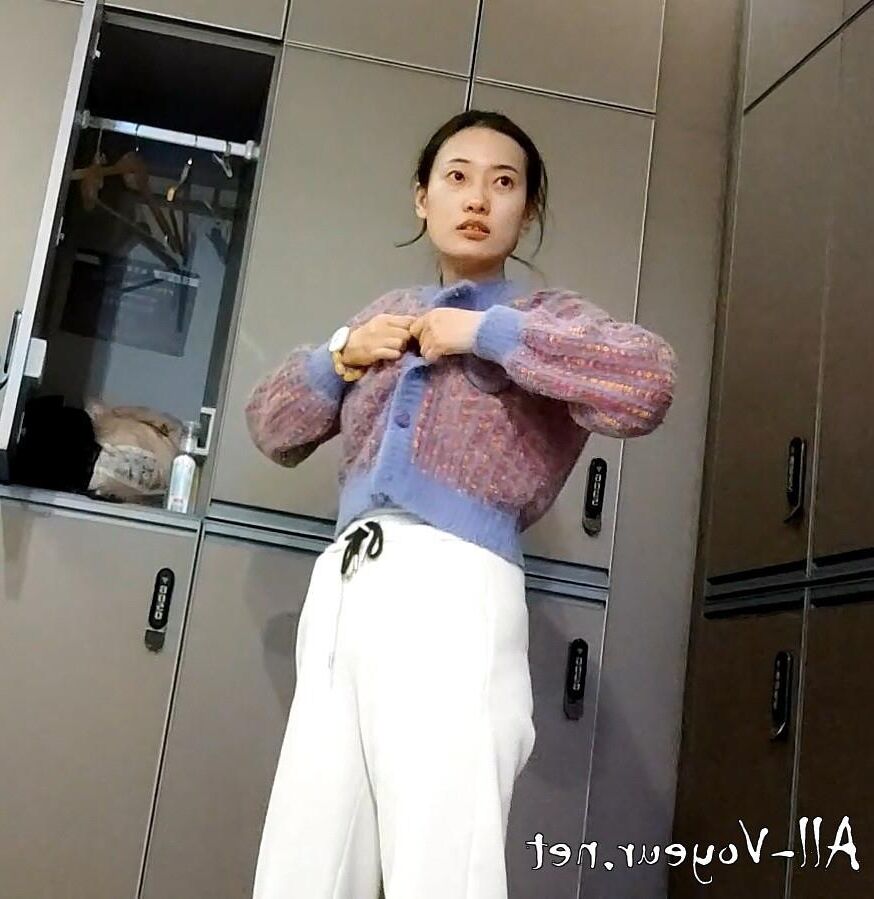 中国のバスハウスは衣服を着替え、密かに撮影されました