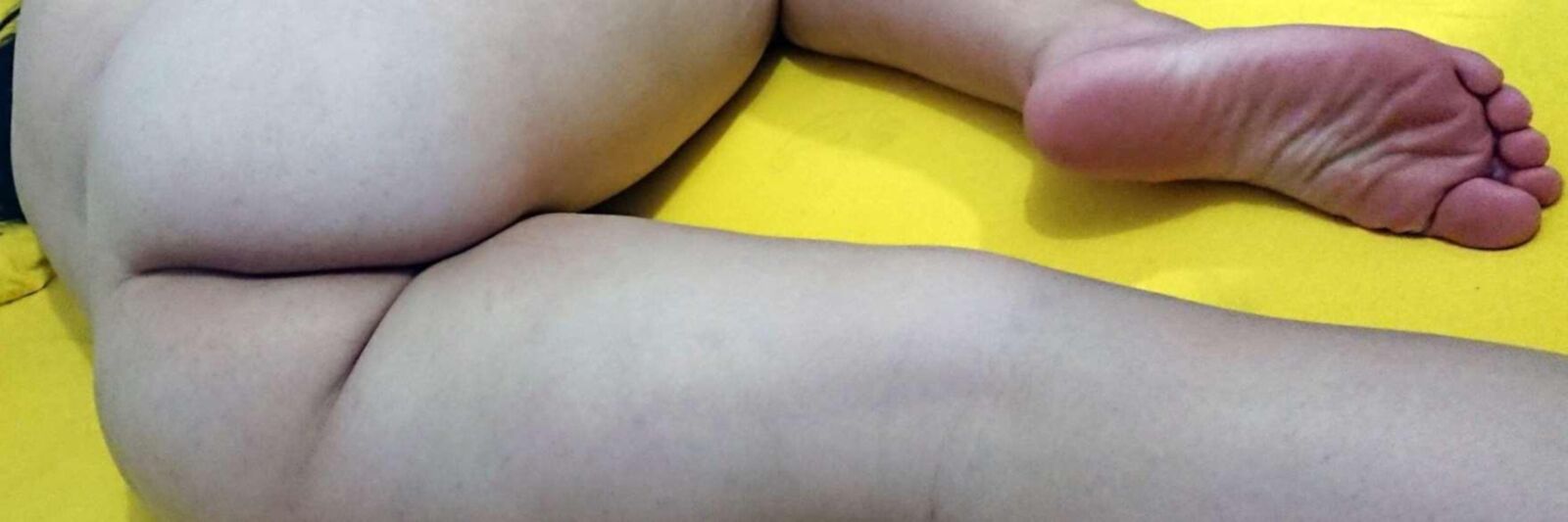 ラティーナの友人の足のお尻とおっぱい