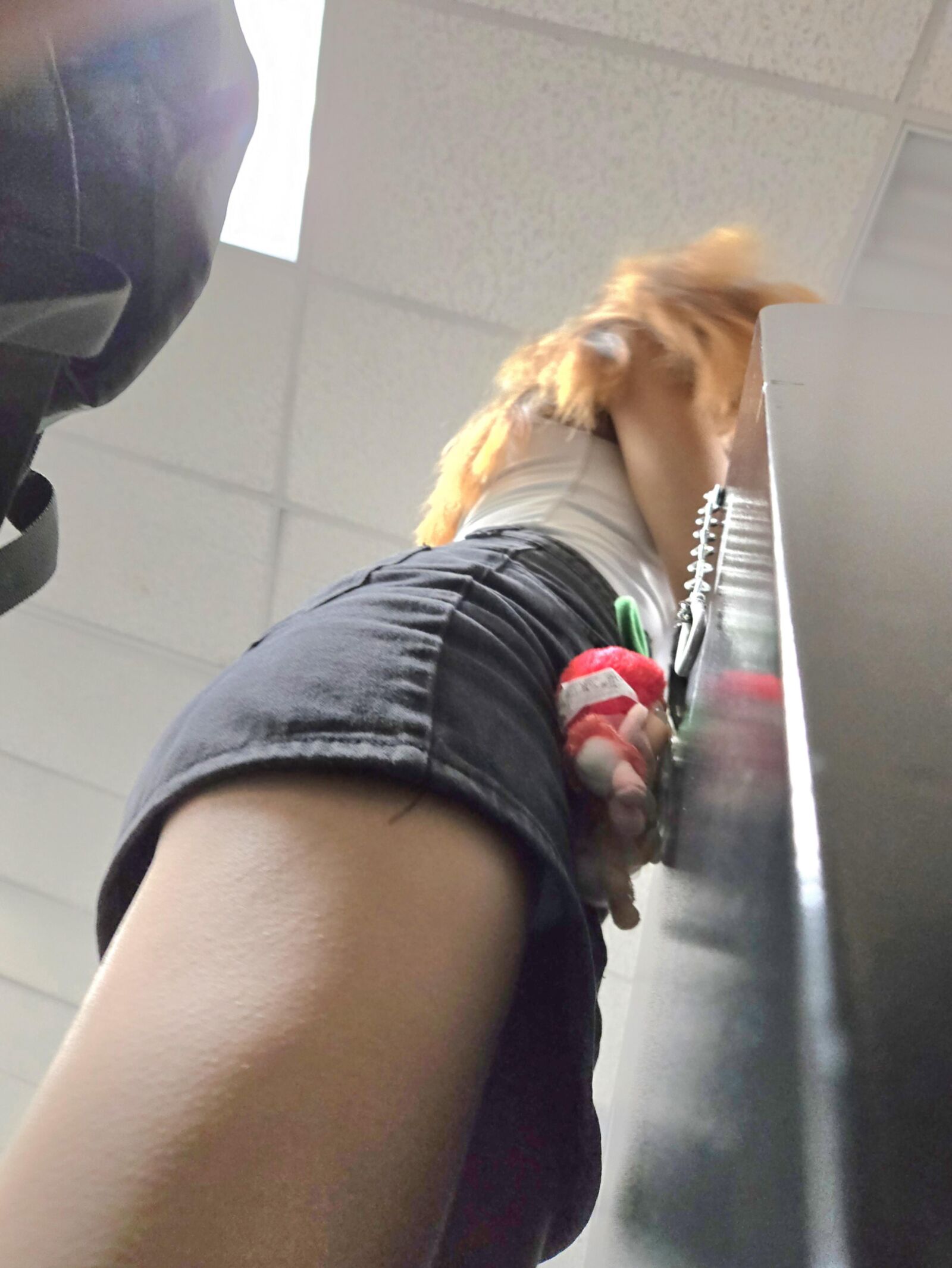 小柄なアジアの痴女ショートスカートの盗撮Upskirt