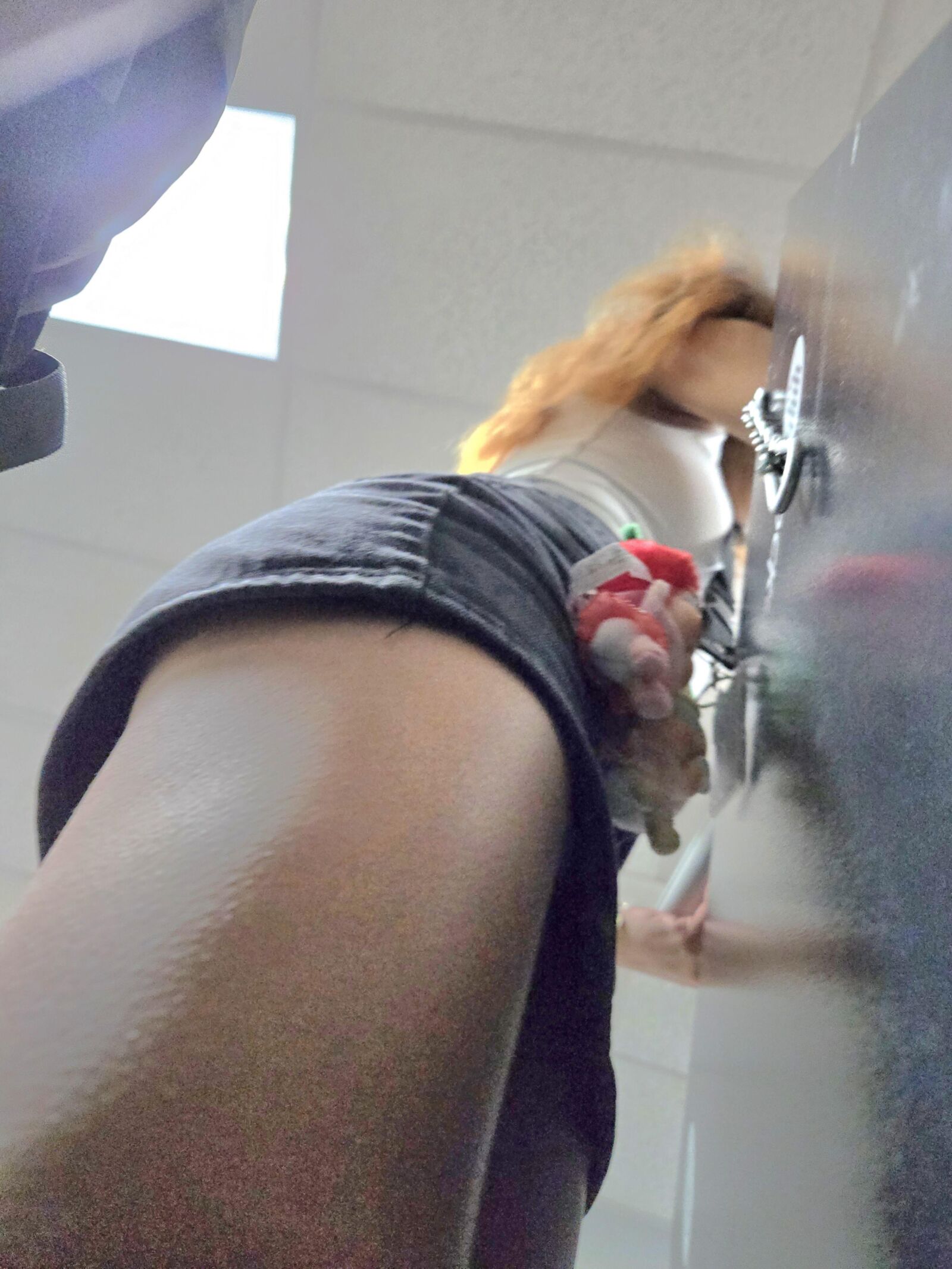 小柄なアジアの痴女ショートスカートの盗撮Upskirt