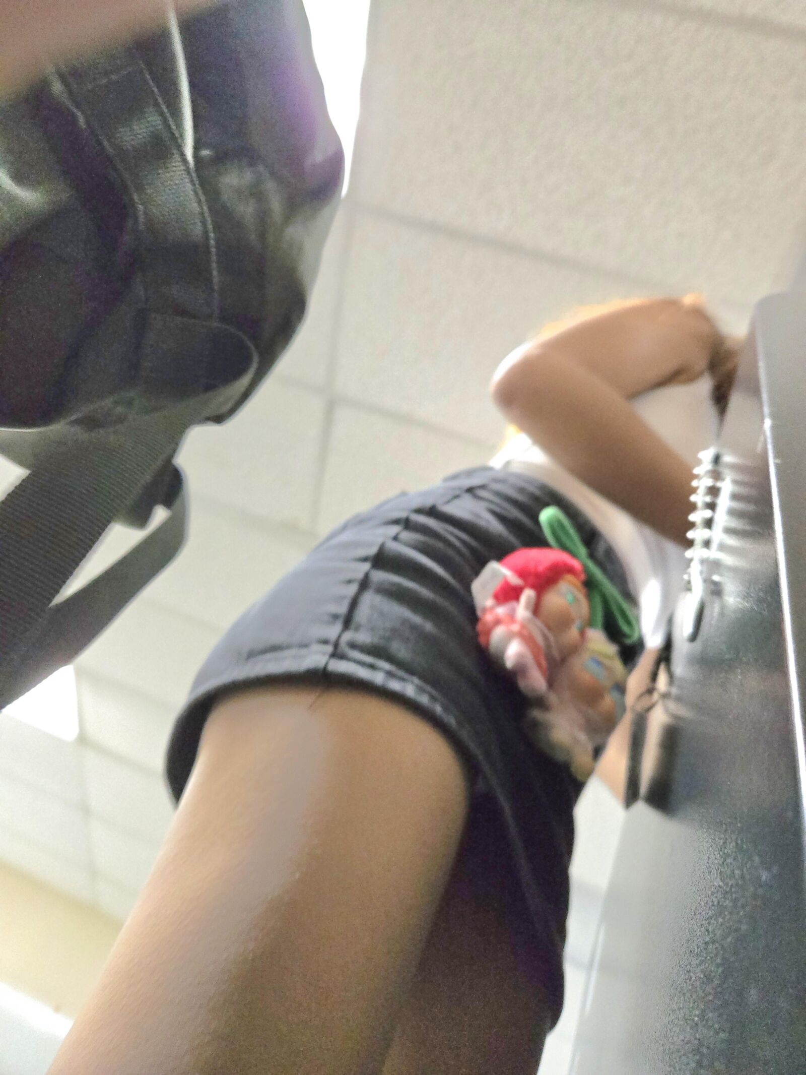 小柄なアジアの痴女ショートスカートの盗撮Upskirt