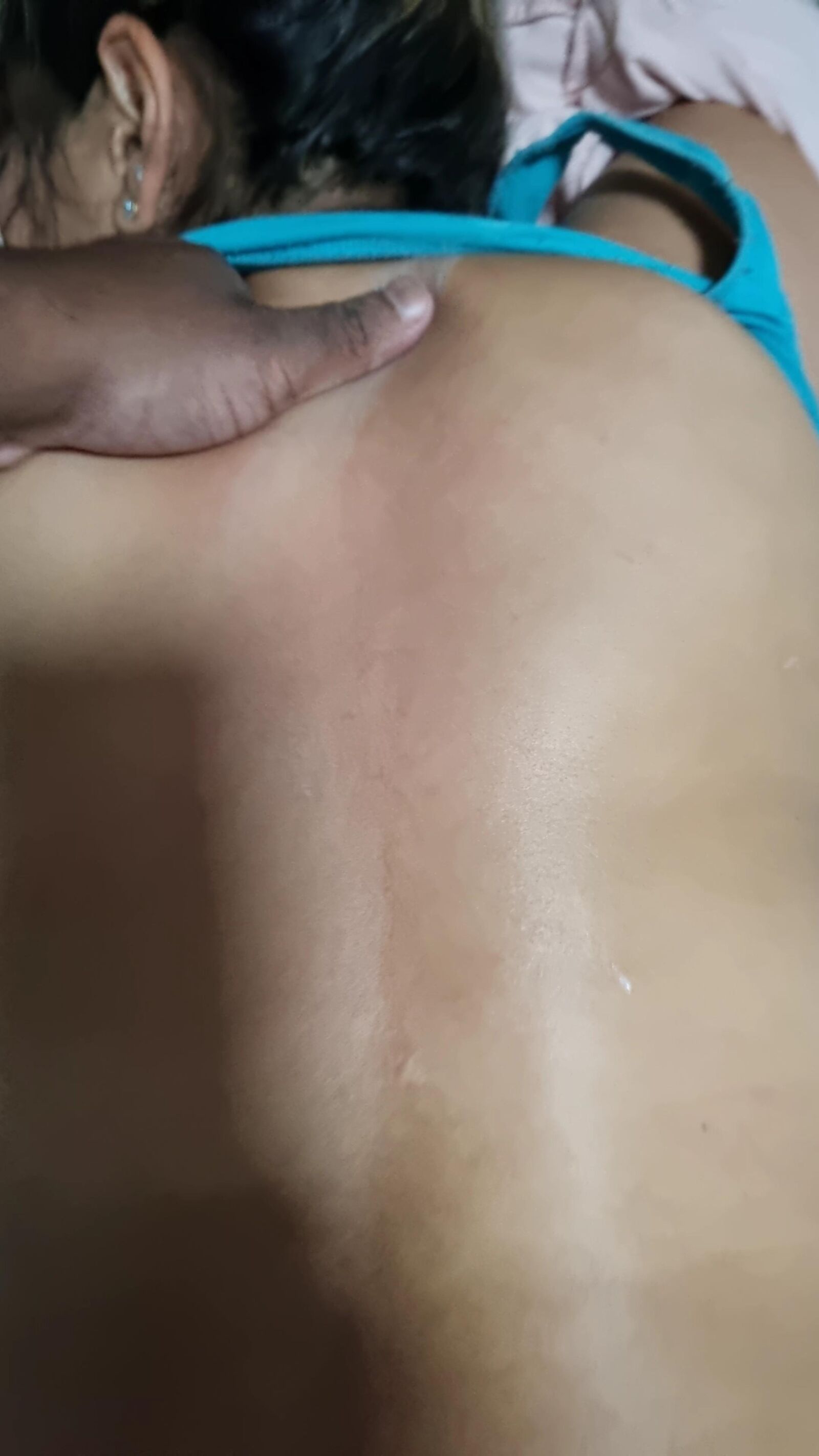 インドの妻は夫によってマッサージを受けています。