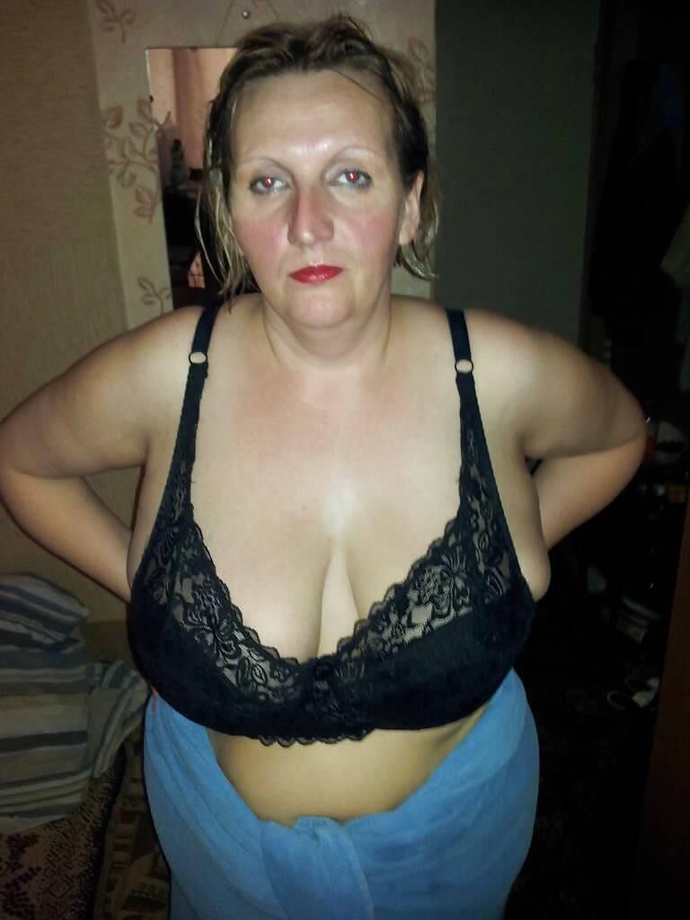 BBWロシア医学ドクターナタリアには巨大なおっぱいがあります