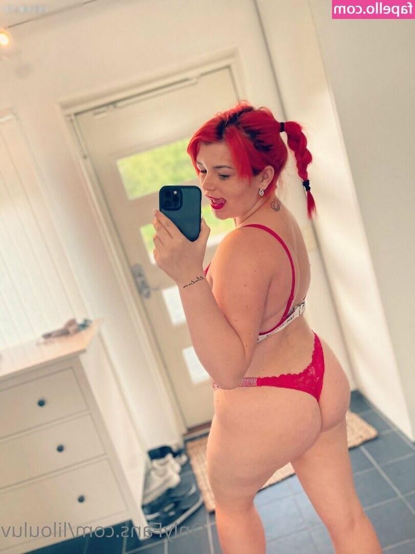 Cute redhead with veiny boobs