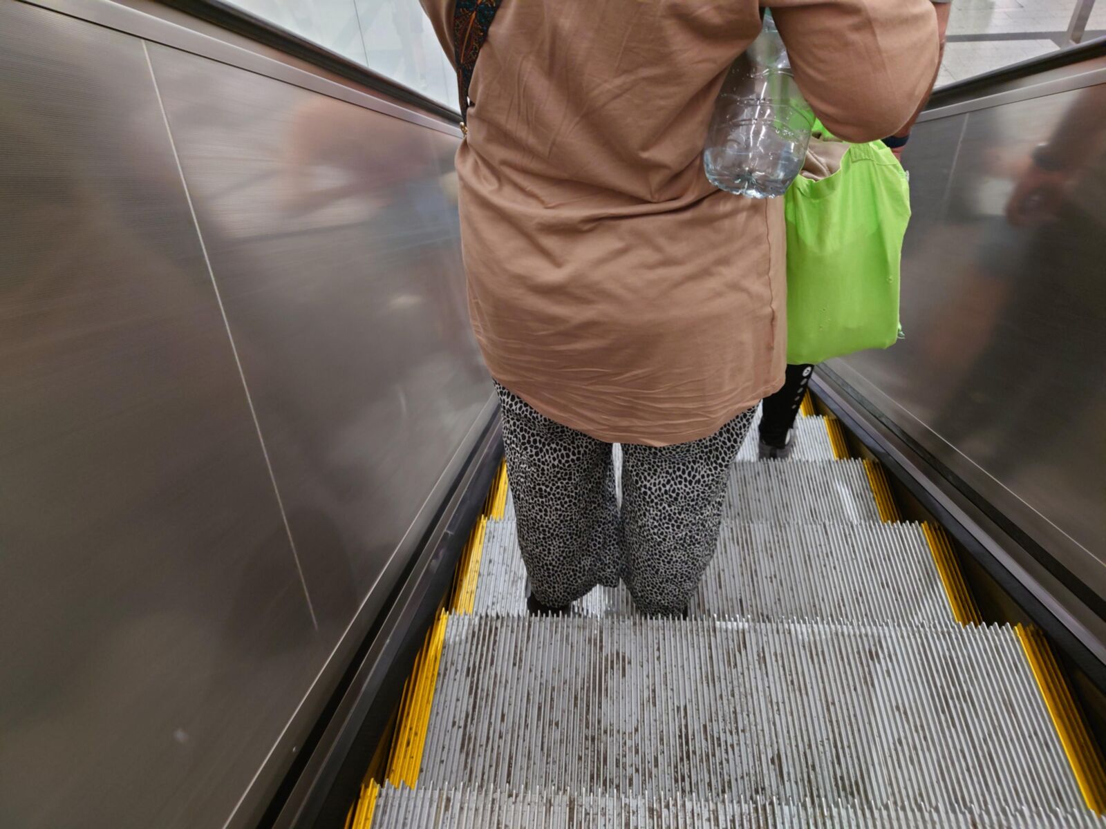 Meias pretas suadas turcas em sandálias