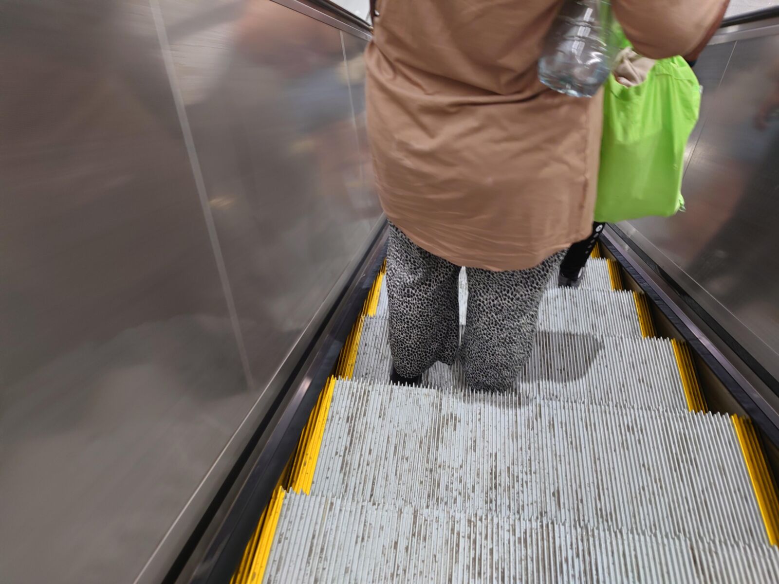 Meias pretas suadas turcas em sandálias