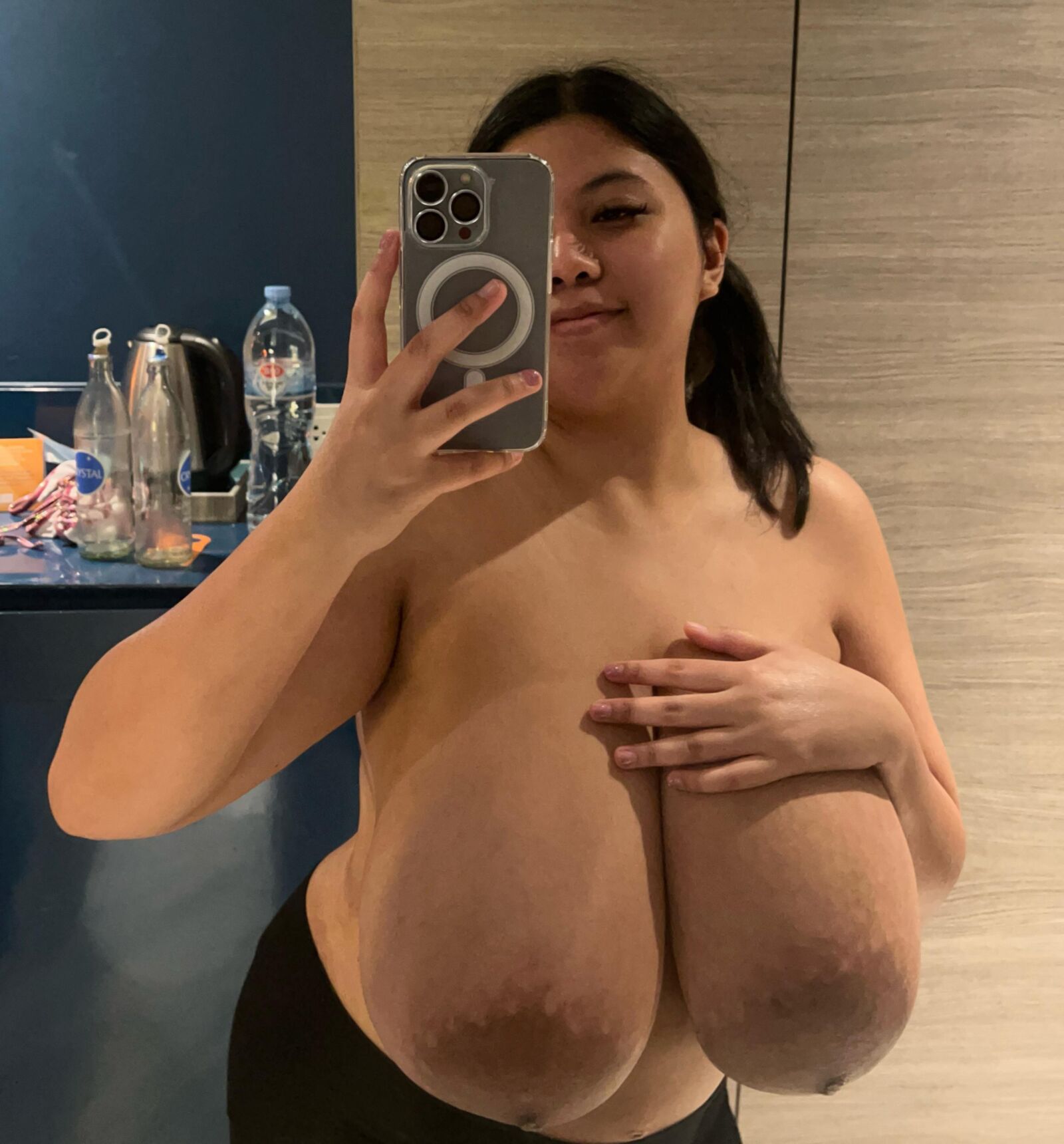 巨乳の巨大なアソラアジアゾーイ