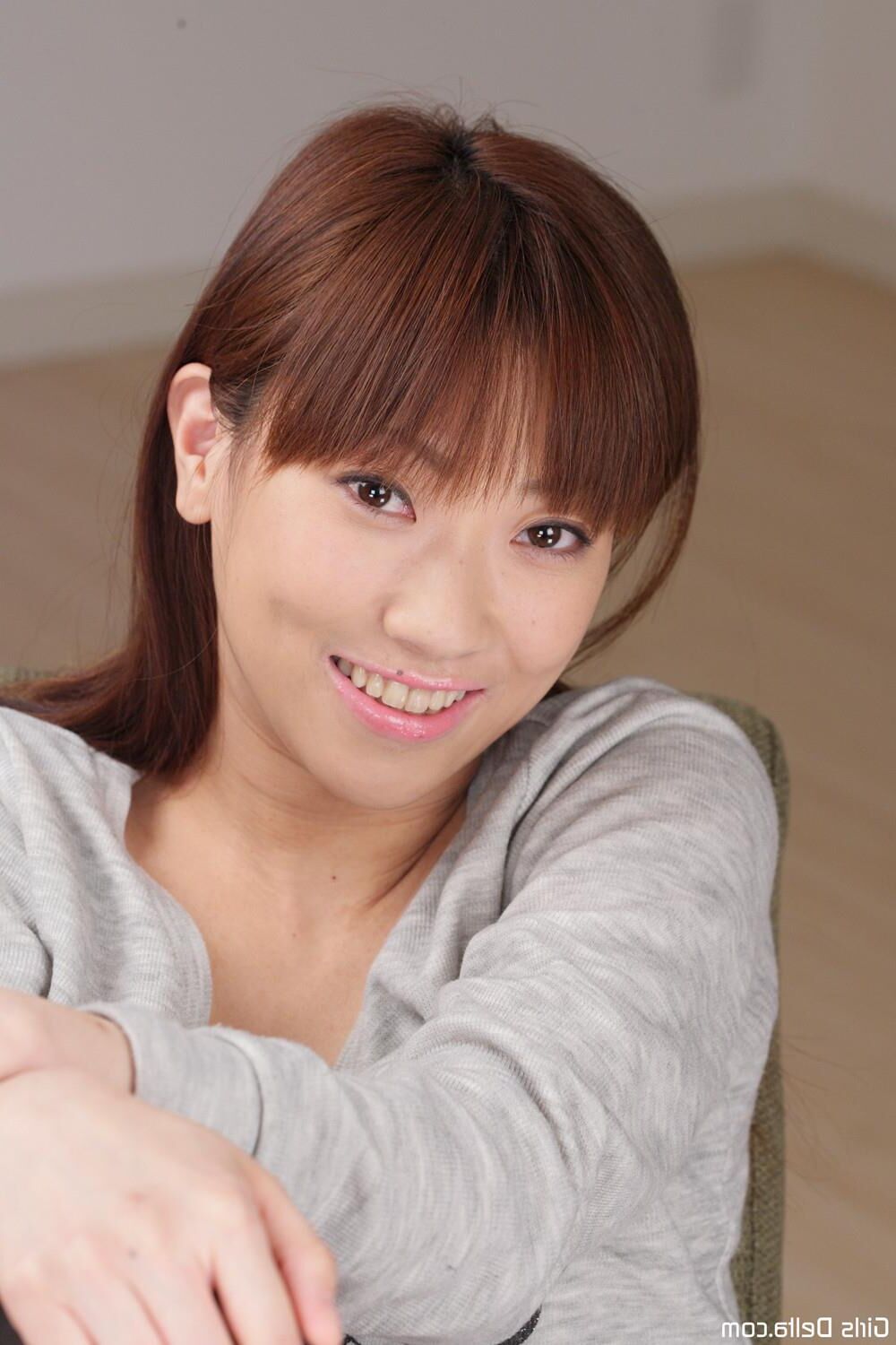 アジアの美人サラ初めてヌード