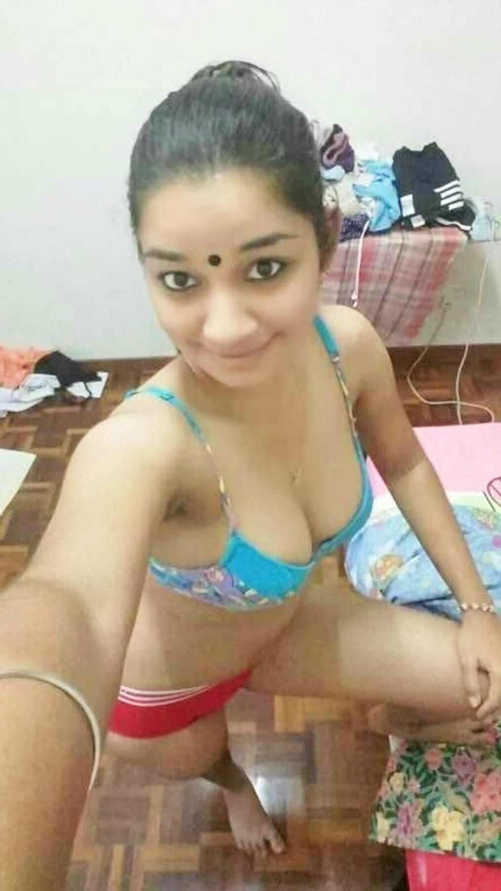 大きなおっぱいを持つ美しいアジアのスウィンガーホットワイフヨガの先生