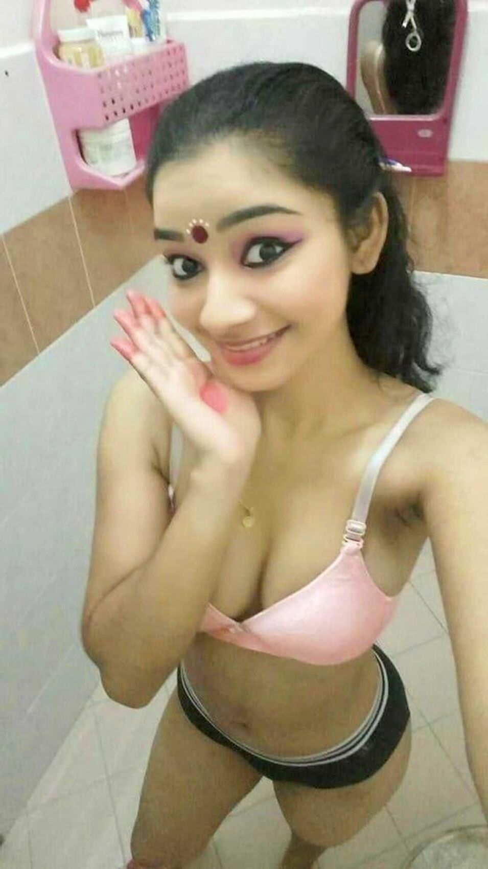 大きなおっぱいを持つ美しいアジアのスウィンガーホットワイフヨガの先生