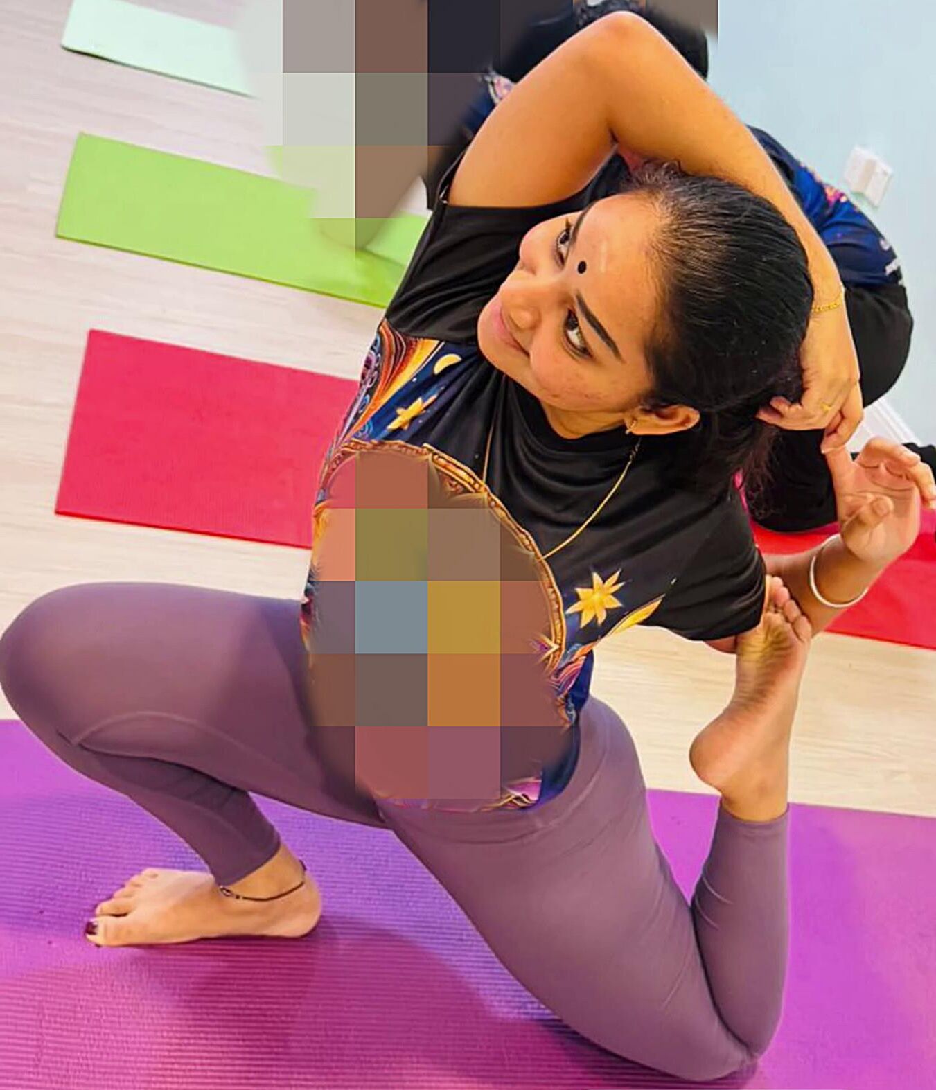 大きなおっぱいを持つ美しいアジアのスウィンガーホットワイフヨガの先生