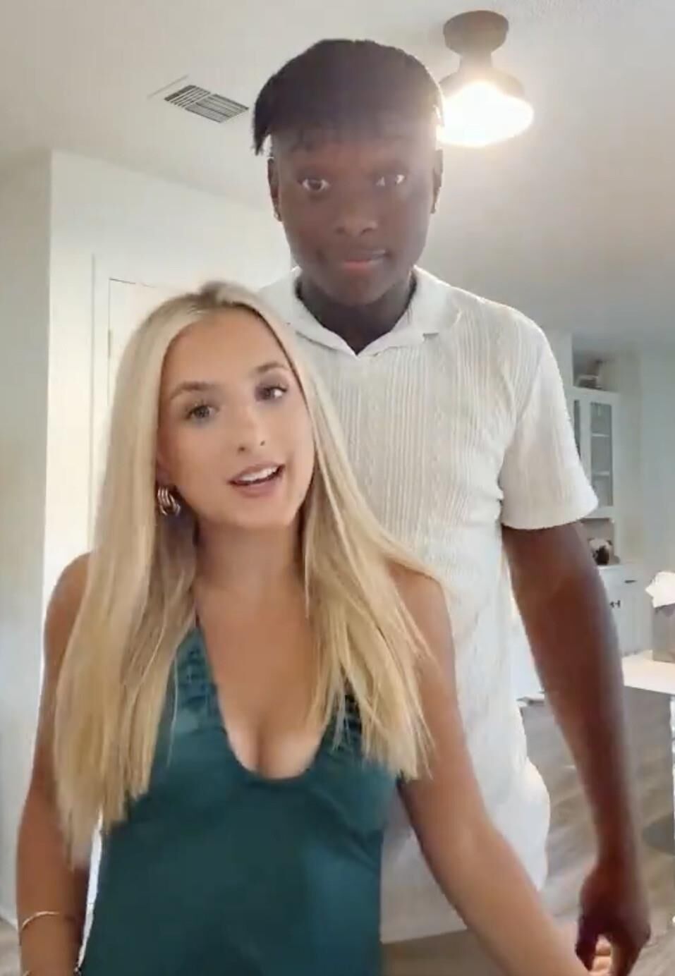 Mignon Snowbunny avec des Noirs