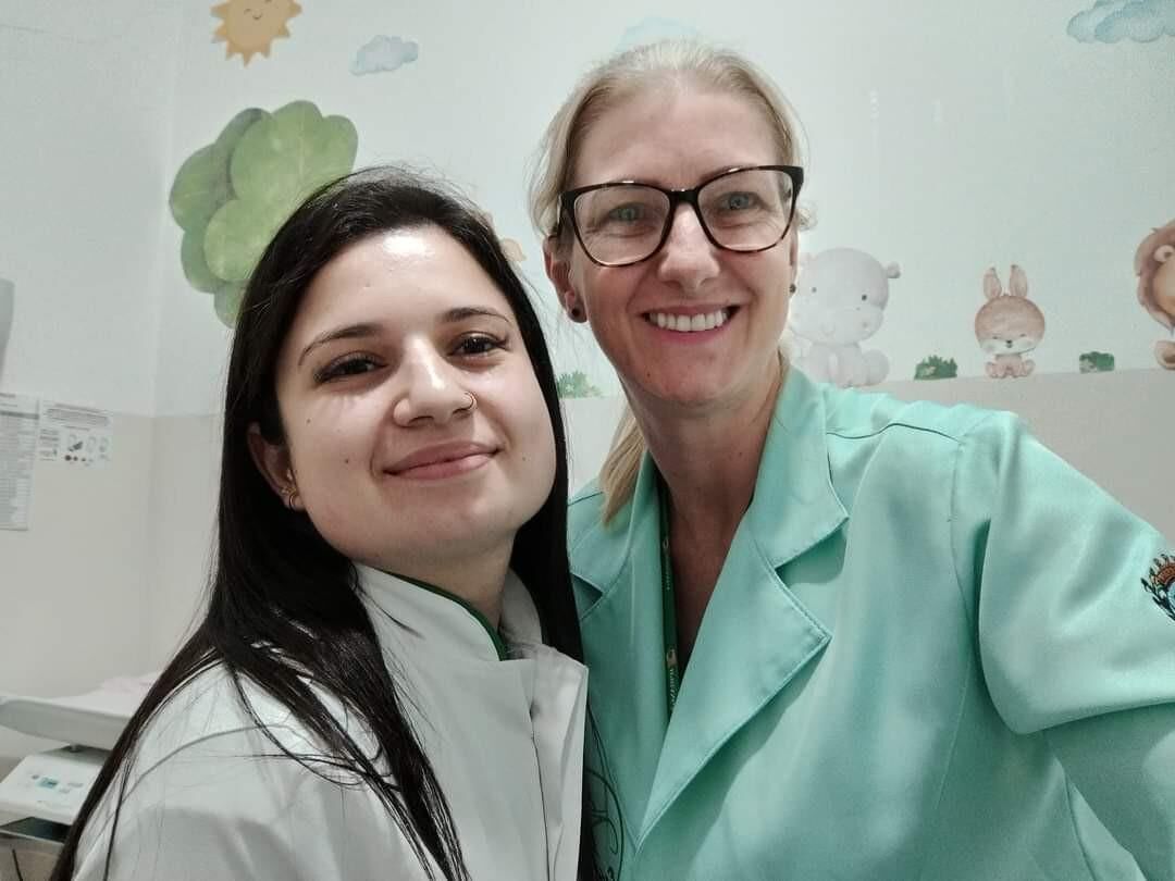 La enfermera latina de puta gordita Sabrine muestra su coño caliente encontrarla
