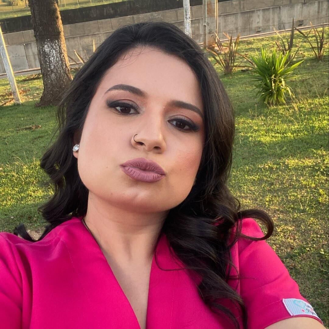 La enfermera latina de puta gordita Sabrine muestra su coño caliente encontrarla