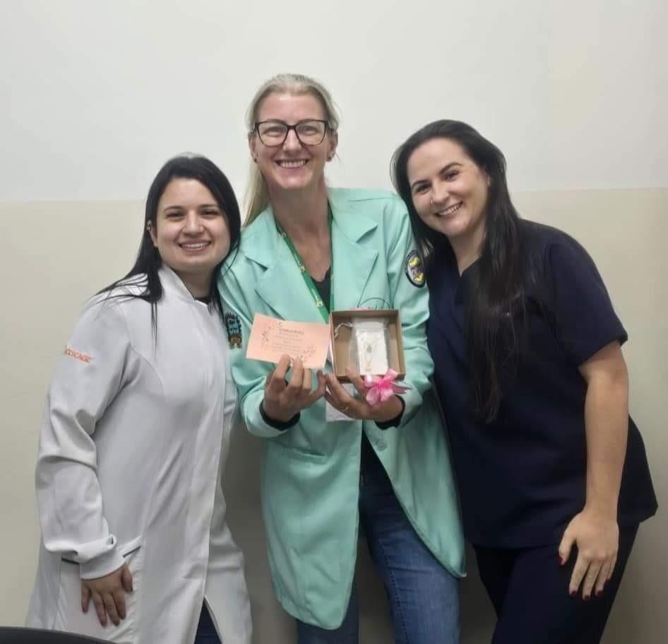 La enfermera latina de puta gordita Sabrine muestra su coño caliente encontrarla