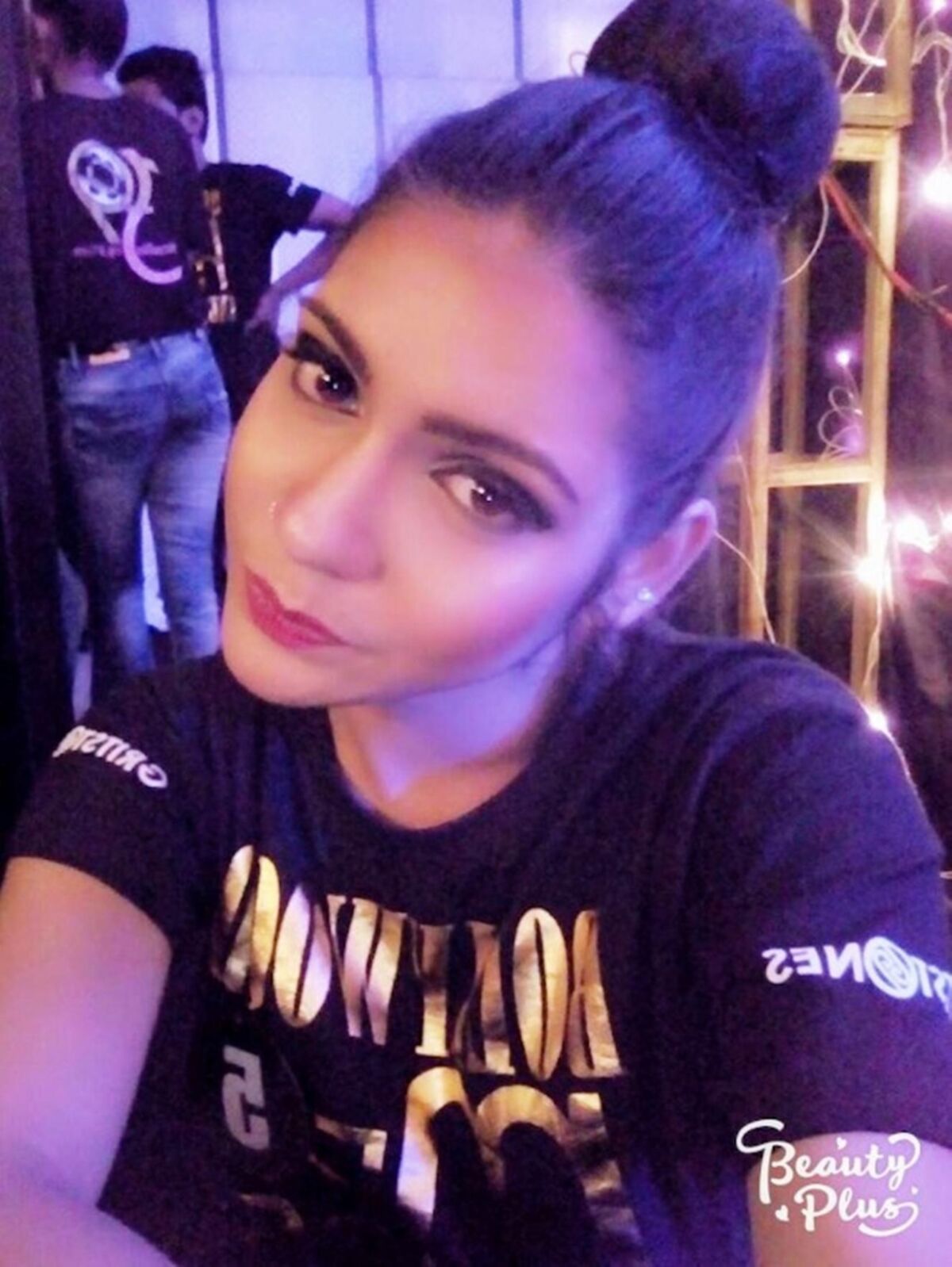 Hermosa modelo asiática de Swinger Hotwife extendiendo sus piernas