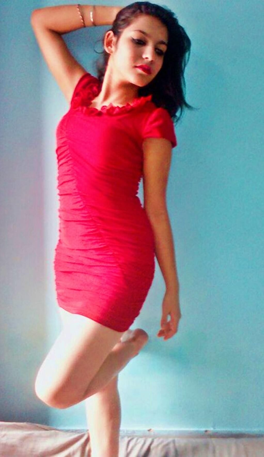 Hermosa modelo asiática de Swinger Hotwife extendiendo sus piernas