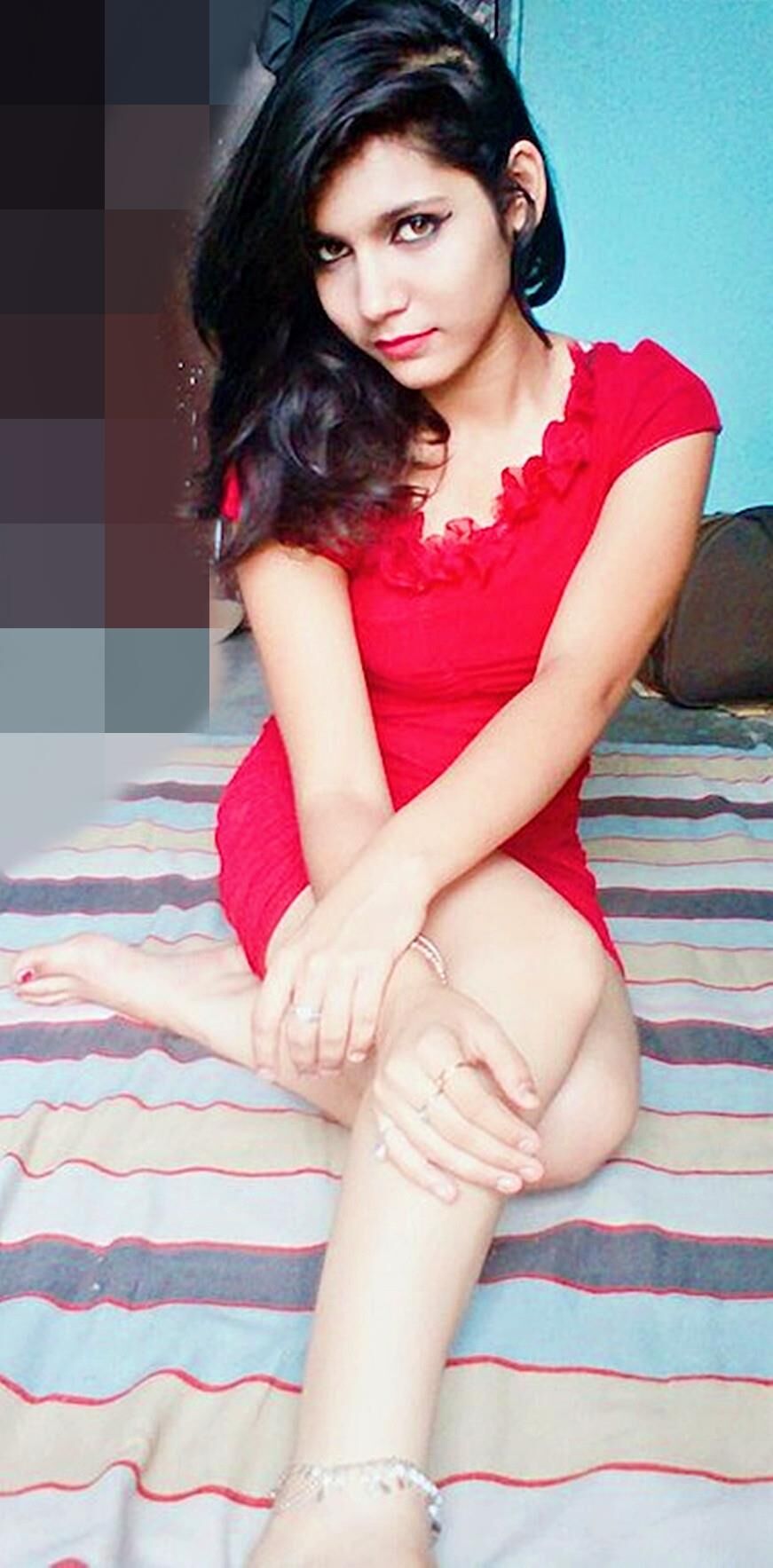 Hermosa modelo asiática de Swinger Hotwife extendiendo sus piernas