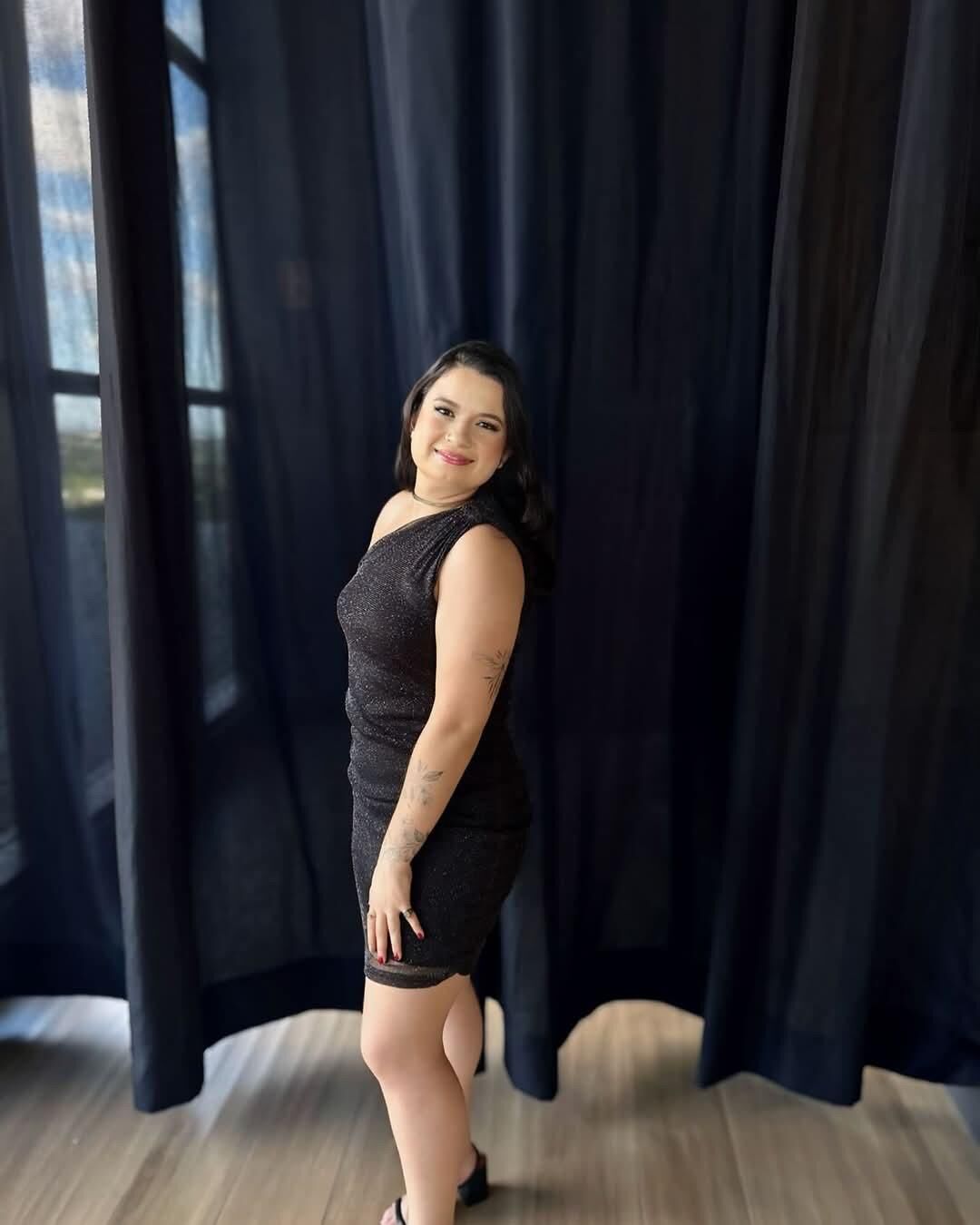 La enfermera latina de puta gordita Sabrine muestra su coño caliente encontrarla