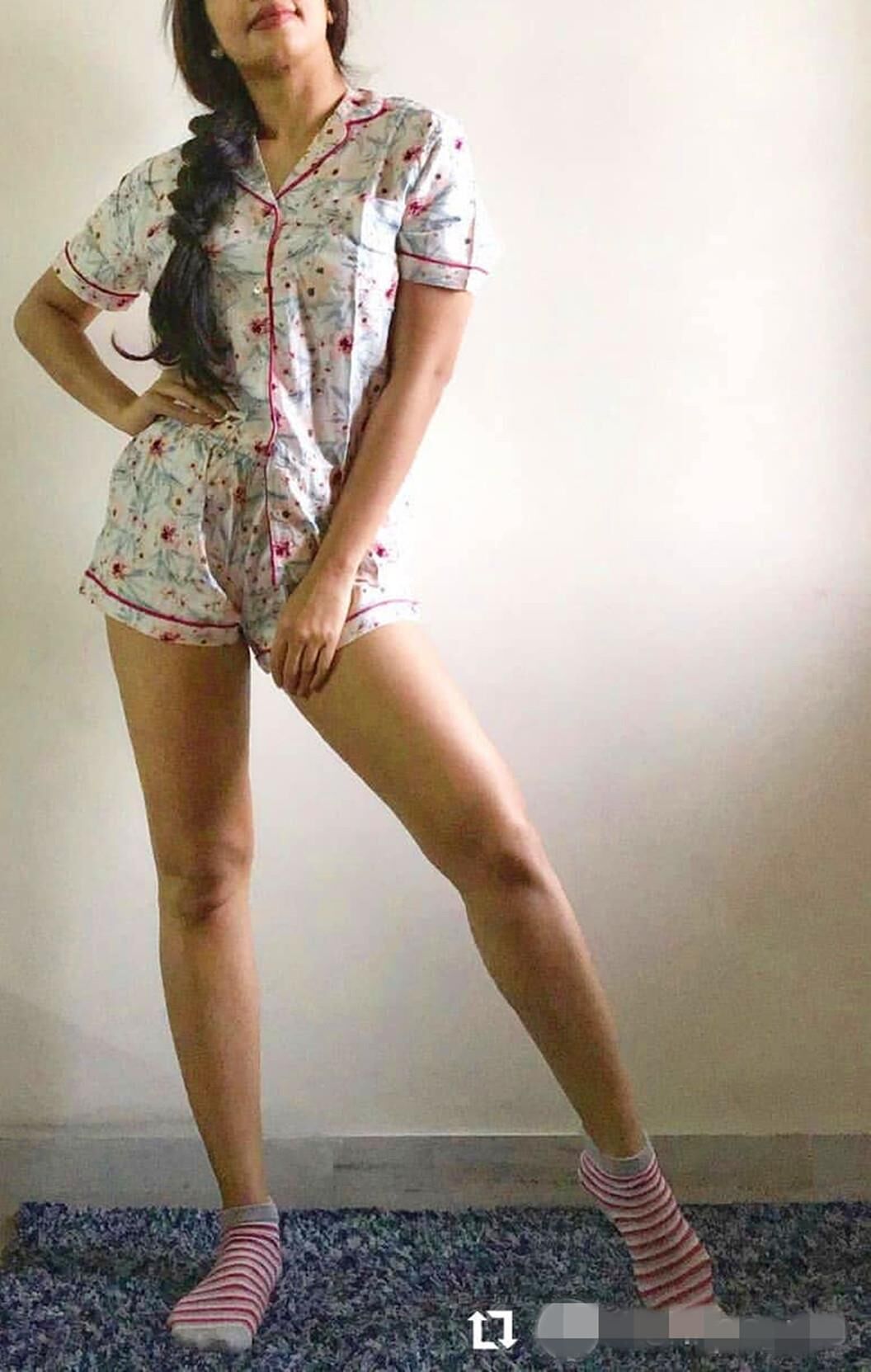 Heiße sexy asiatische Hotwife mit sexy leckeren Beinen und schönen Füßen