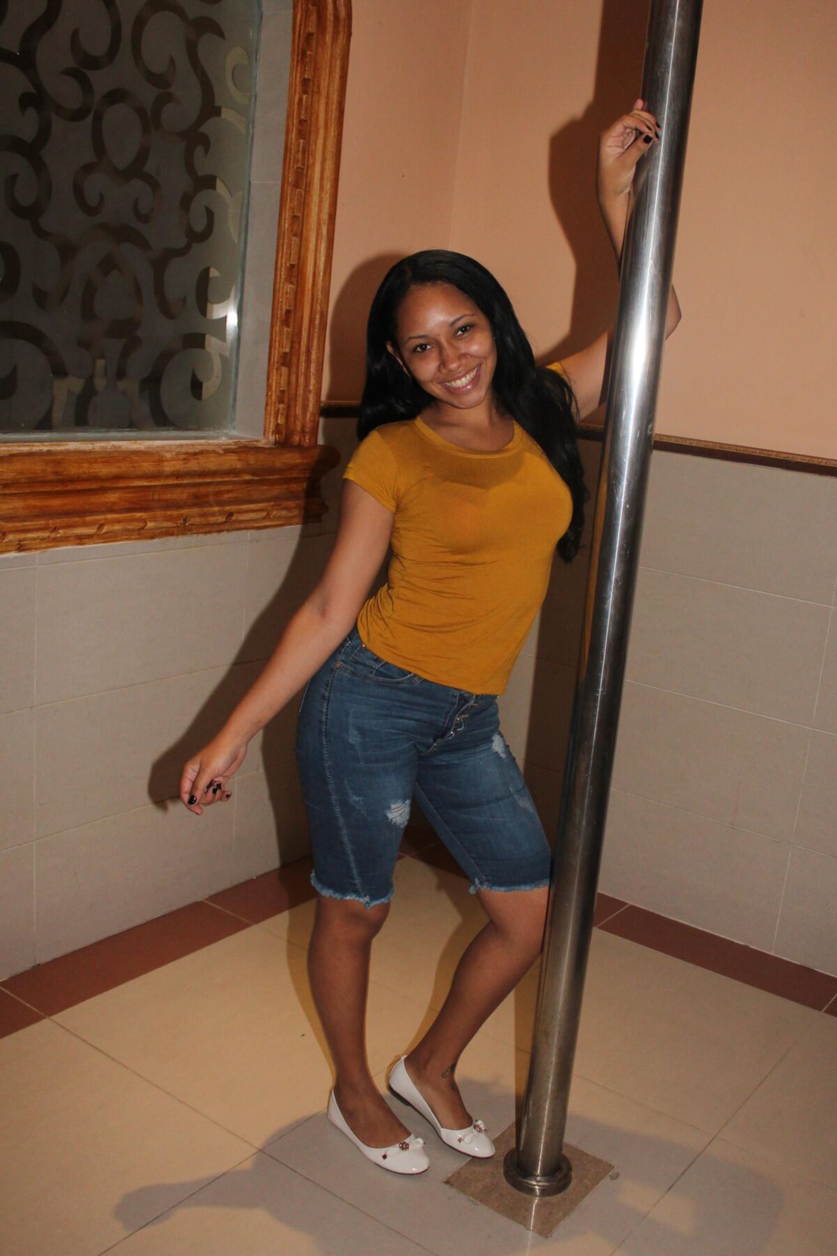 Pretty Latina se quita la parte superior para mostrar su sujetador rojo