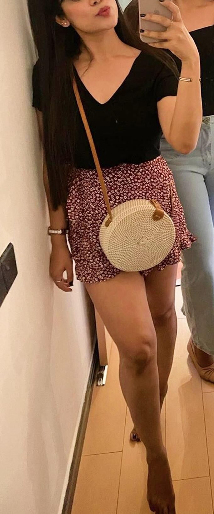 Heiße sexy asiatische Hotwife mit sexy leckeren Beinen und schönen Füßen
