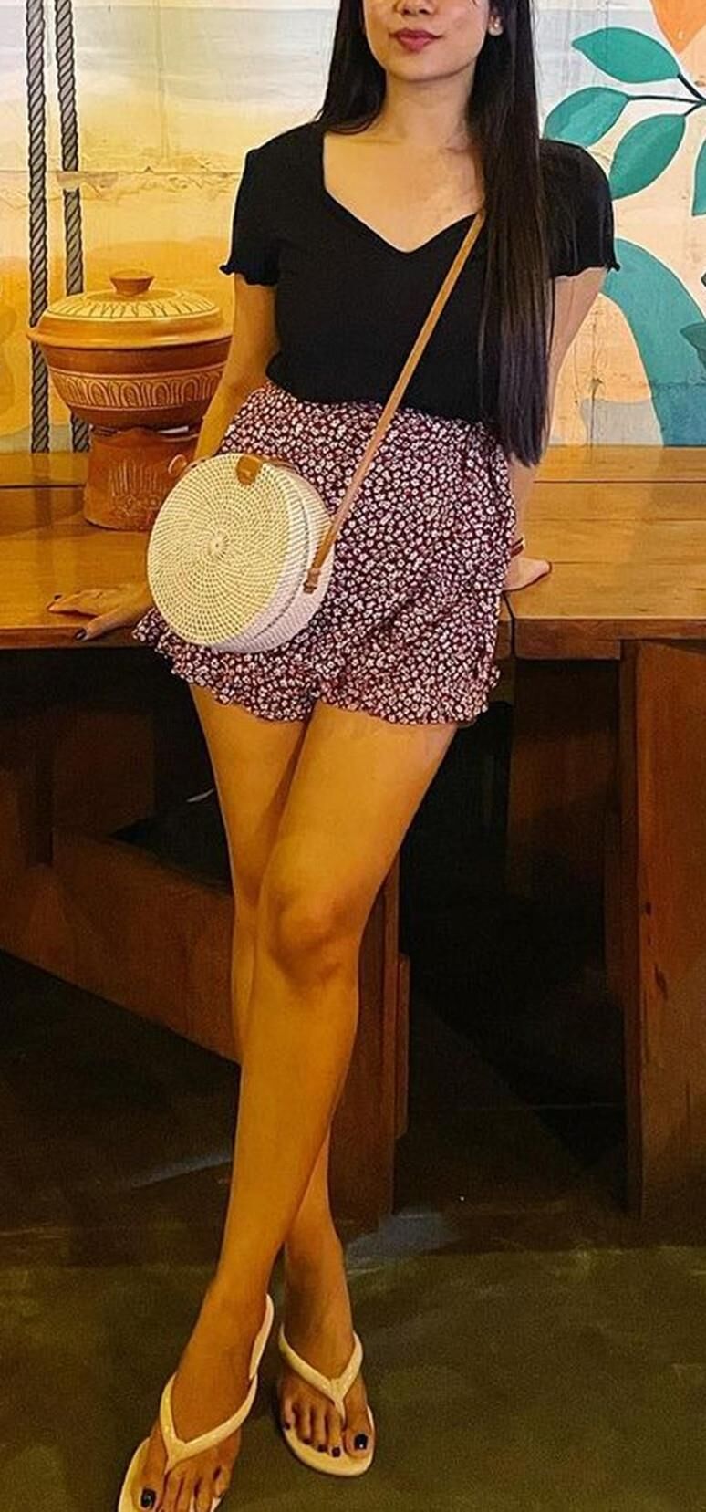 Heiße sexy asiatische Hotwife mit sexy leckeren Beinen und schönen Füßen