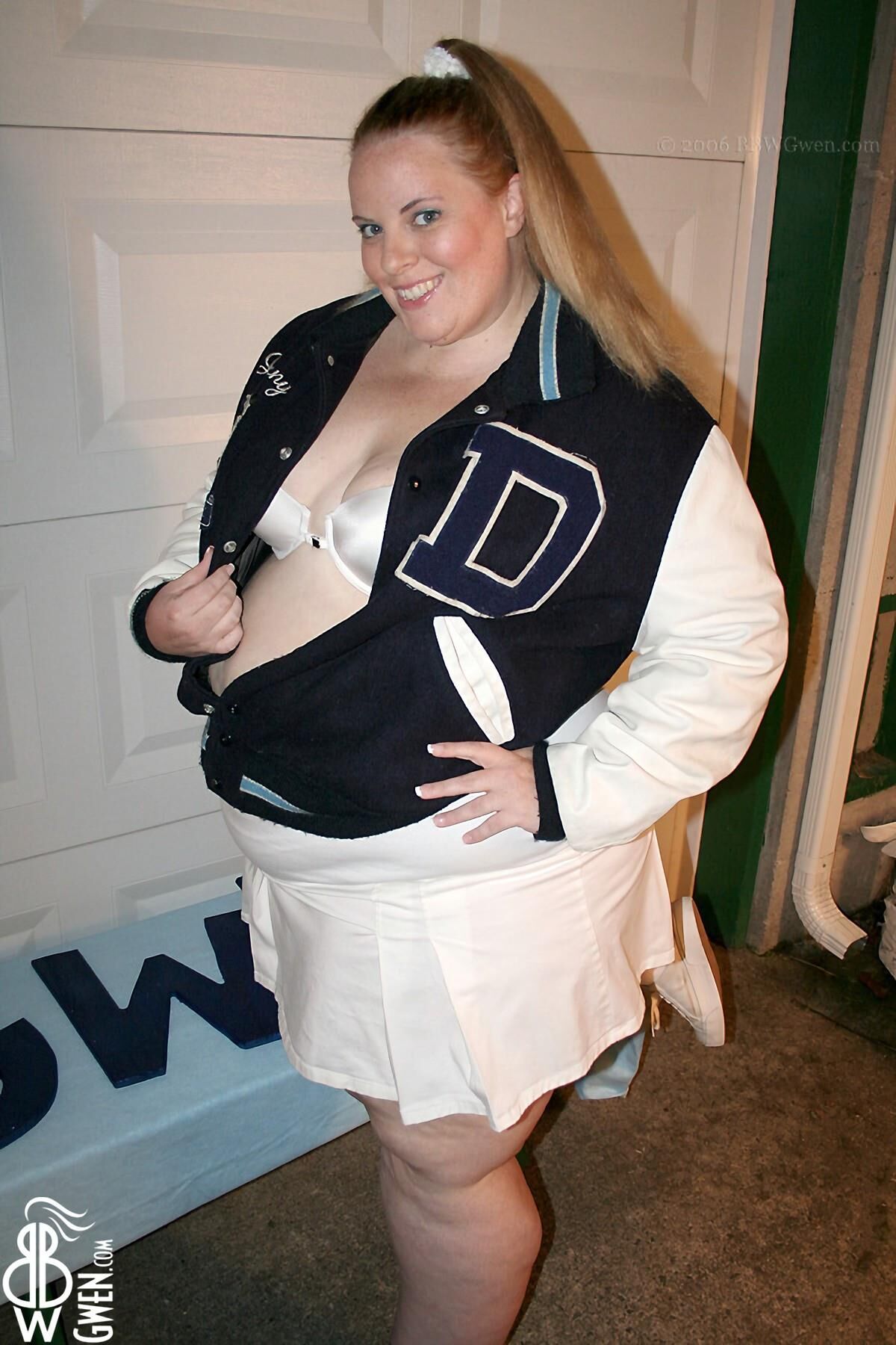 Splendide Gwen! SSBBW Rousse aux Petits Nichons #