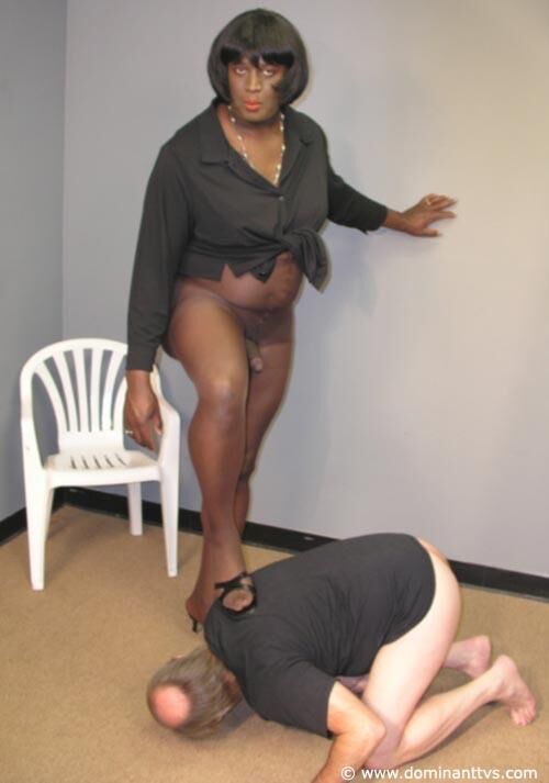 Beta sendo humilhado por um travesti negro gordinho