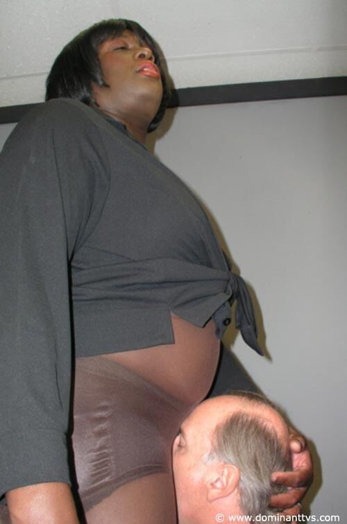 Beta sendo humilhado por um travesti negro gordinho