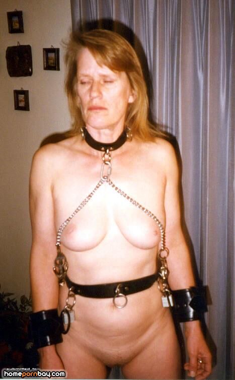 Theresia Treinando com um vibrador preto de polegada