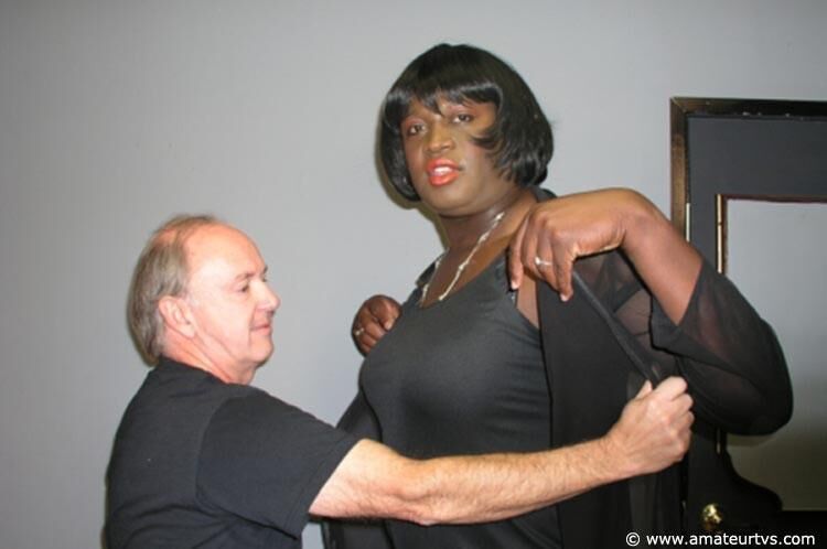 Beta sendo humilhado por um travesti negro gordinho