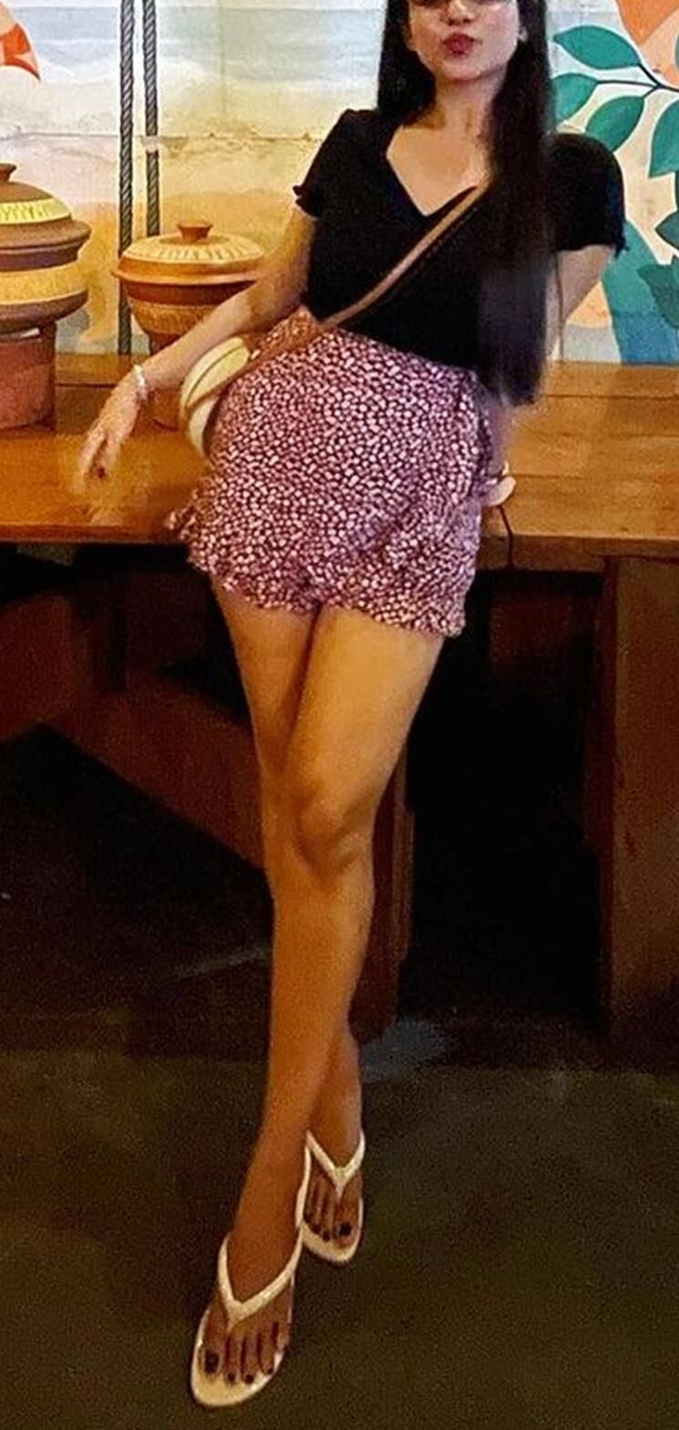 Heiße sexy asiatische Hotwife mit sexy leckeren Beinen und schönen Füßen