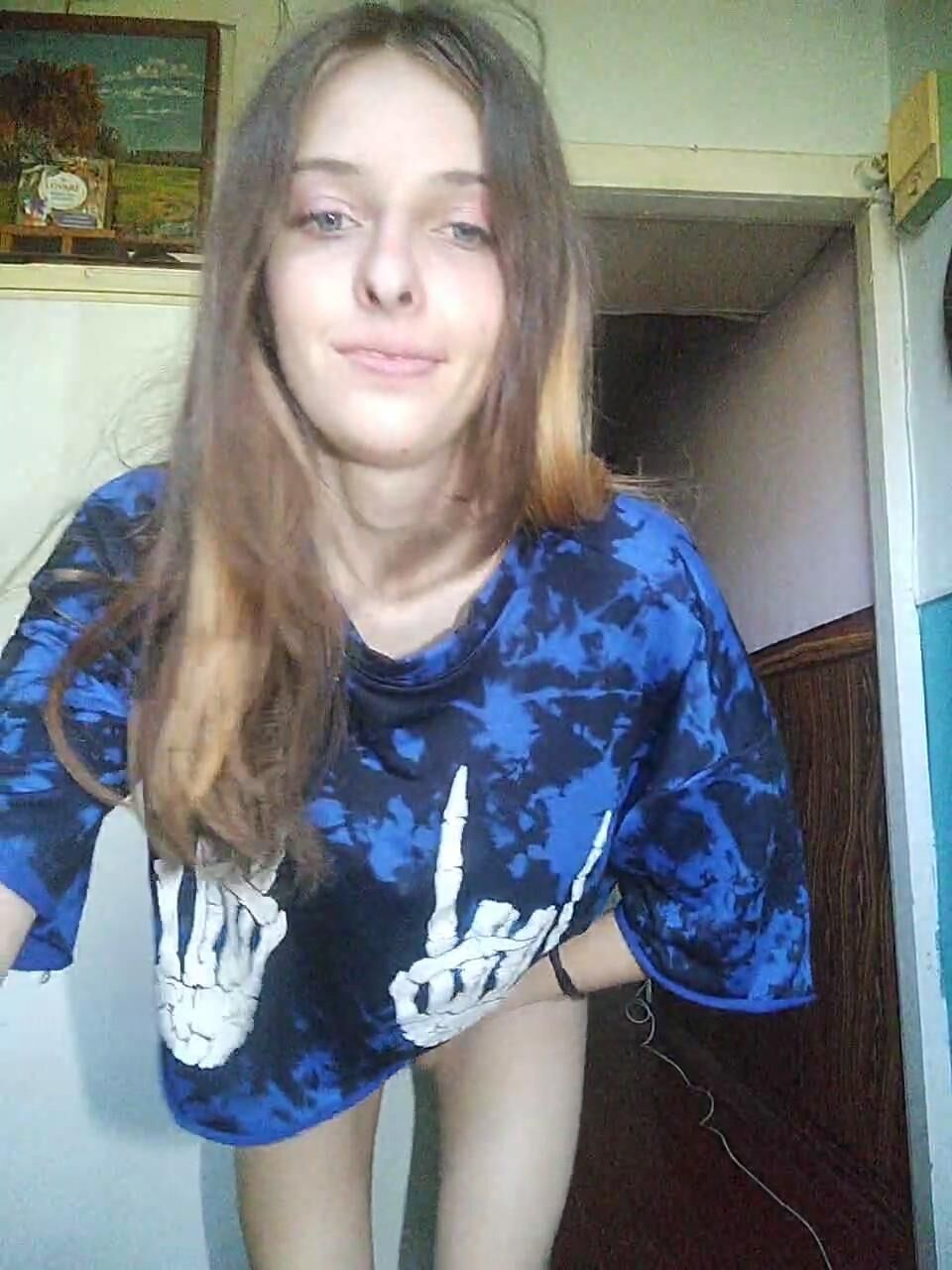 Uma garota russa com peitos pequenos. 