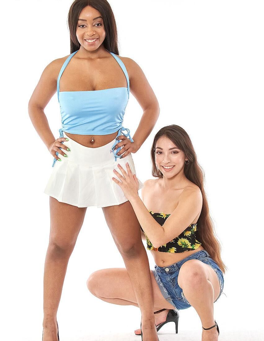 Mulheres negras com meninas brancas ajoelhadas.