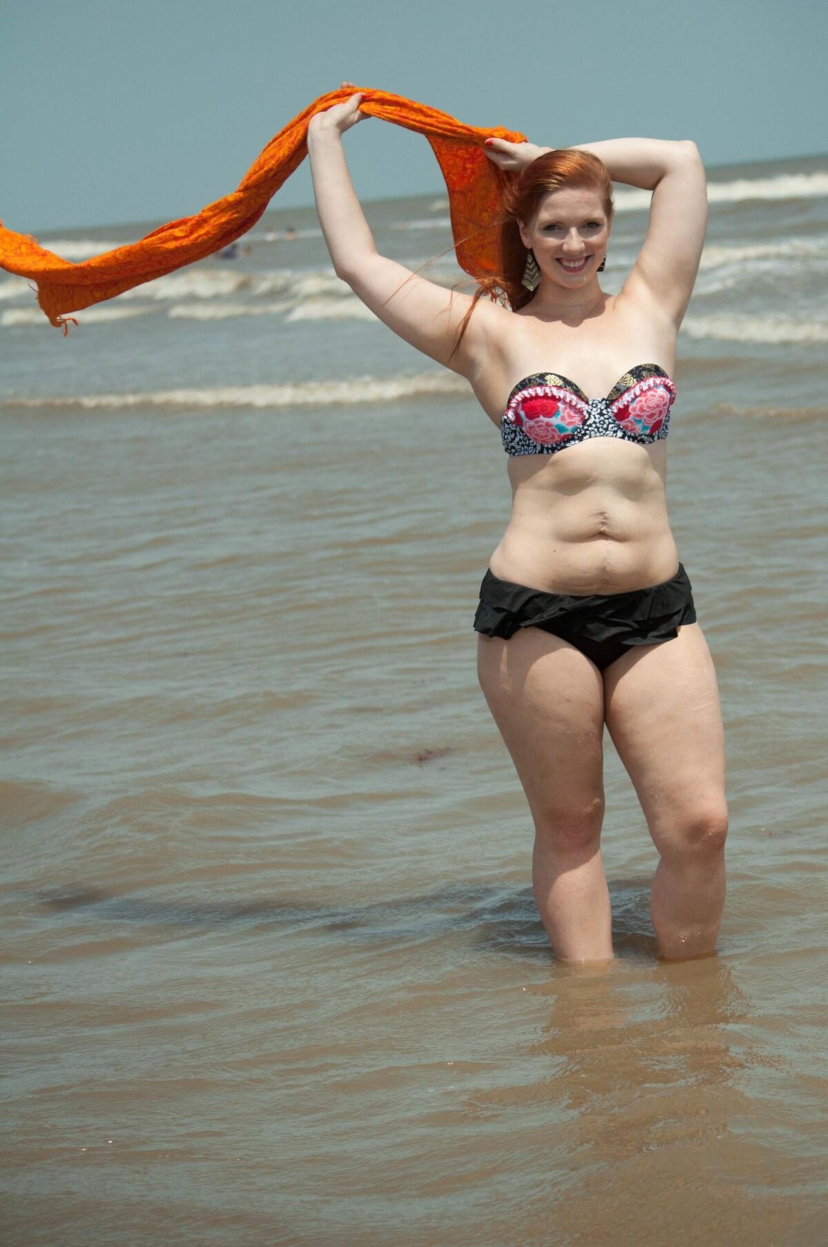 Bikini de plage rouge chaud et à l'extérieur