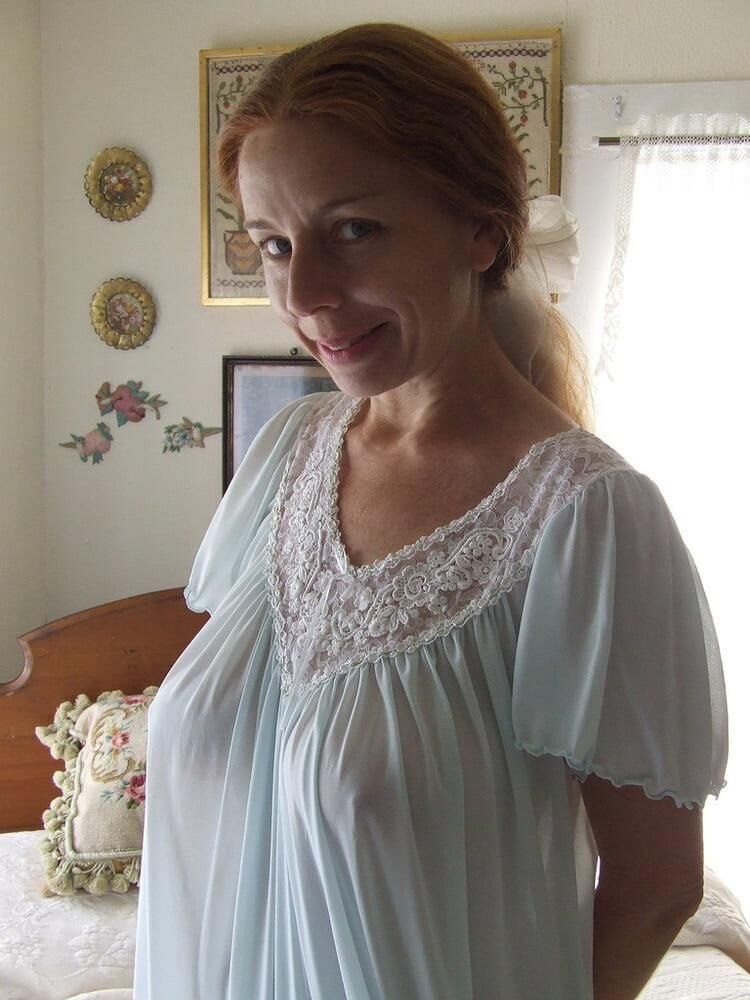 Ginger milf aime la lingerie