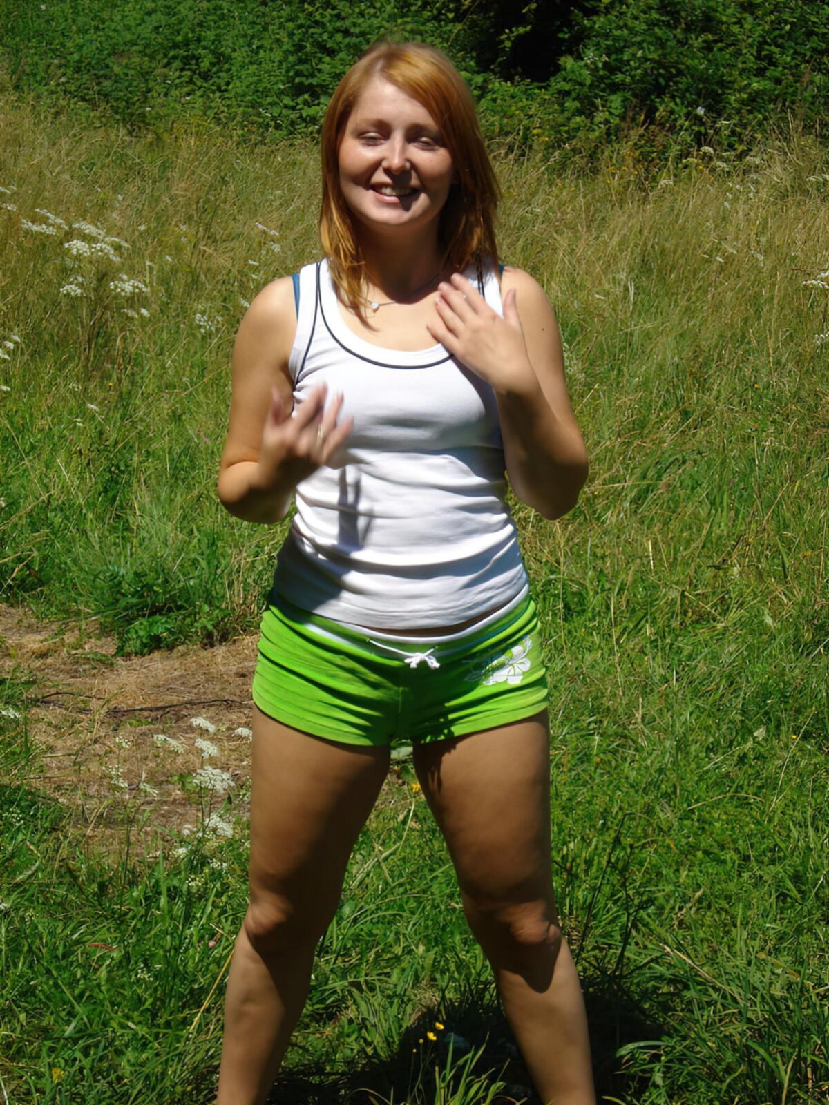 Petite Belette Rouquinette s'amuse en Plein Air
