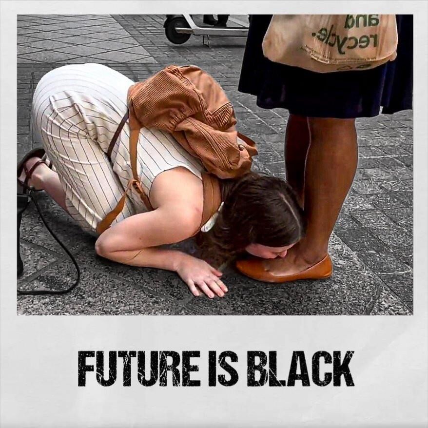 Mulheres negras com meninas brancas ajoelhadas.