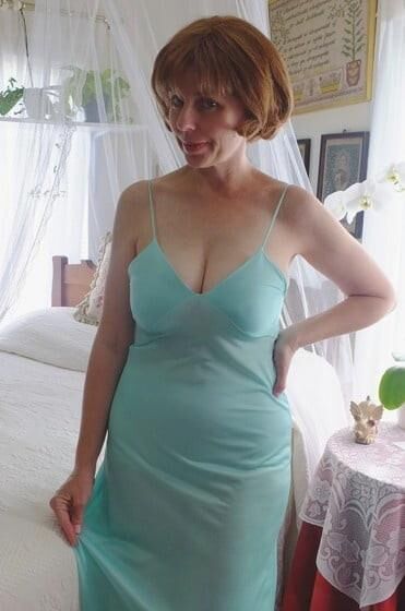 Ginger milf aime la lingerie