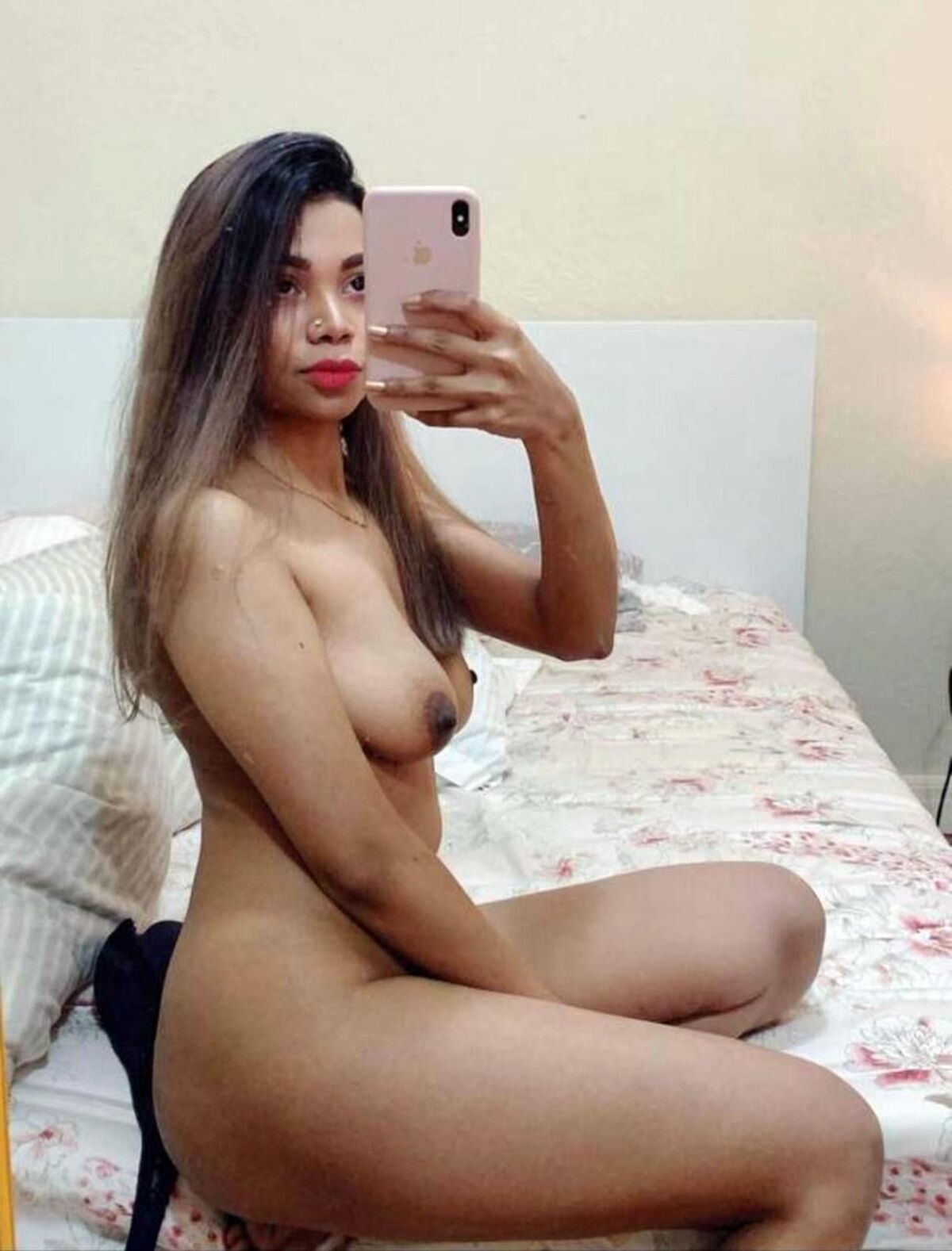 最もセクシーな体を持つセクシーなアジアのスウィンガーホットワイフ