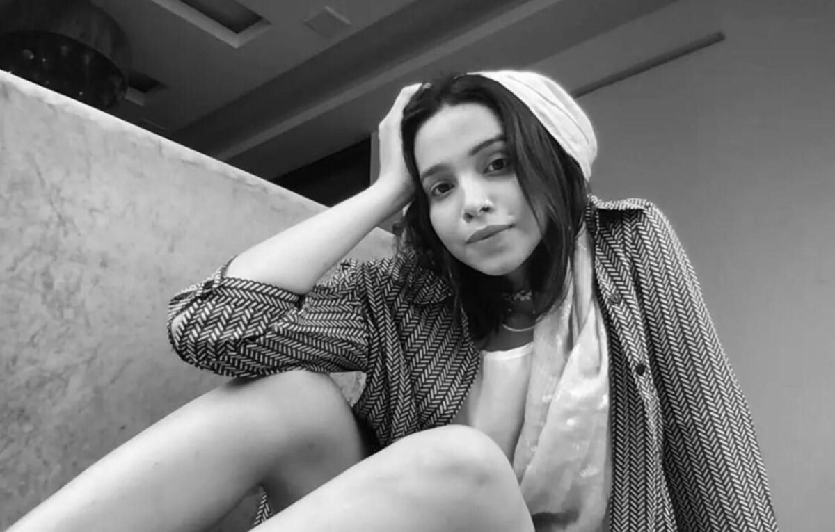 ホットプチボディを持つ美しいアジアのスウィンガーホットワイフ