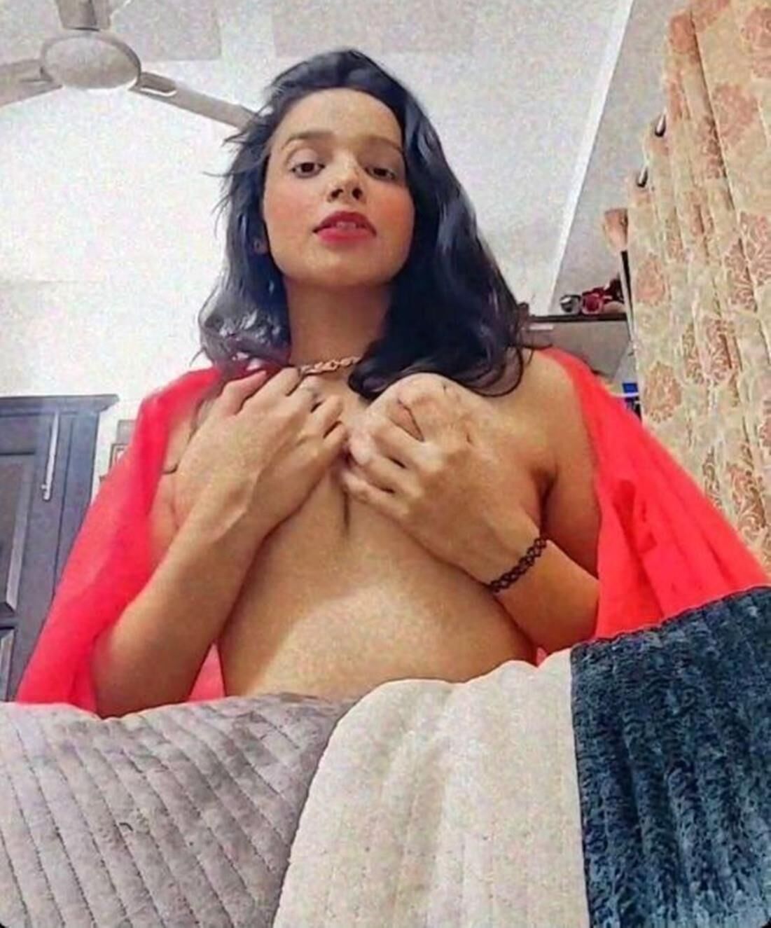 ホットプチボディを持つ美しいアジアのスウィンガーホットワイフ