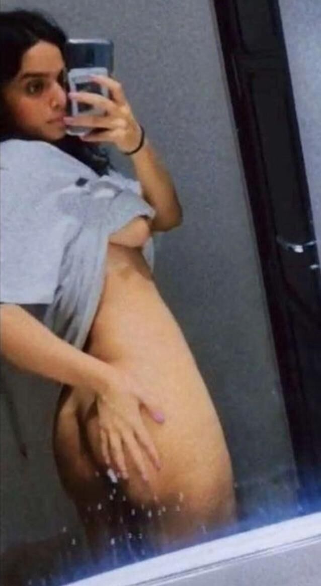 ホットプチボディを持つ美しいアジアのスウィンガーホットワイフ