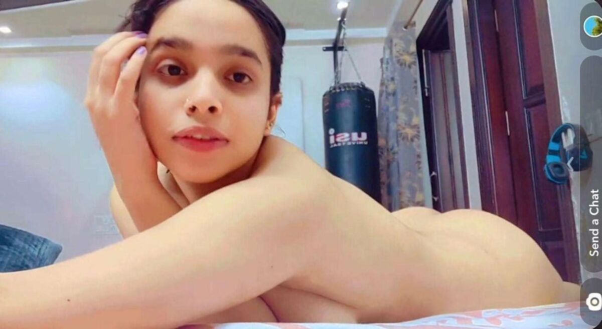 ホットプチボディを持つ美しいアジアのスウィンガーホットワイフ