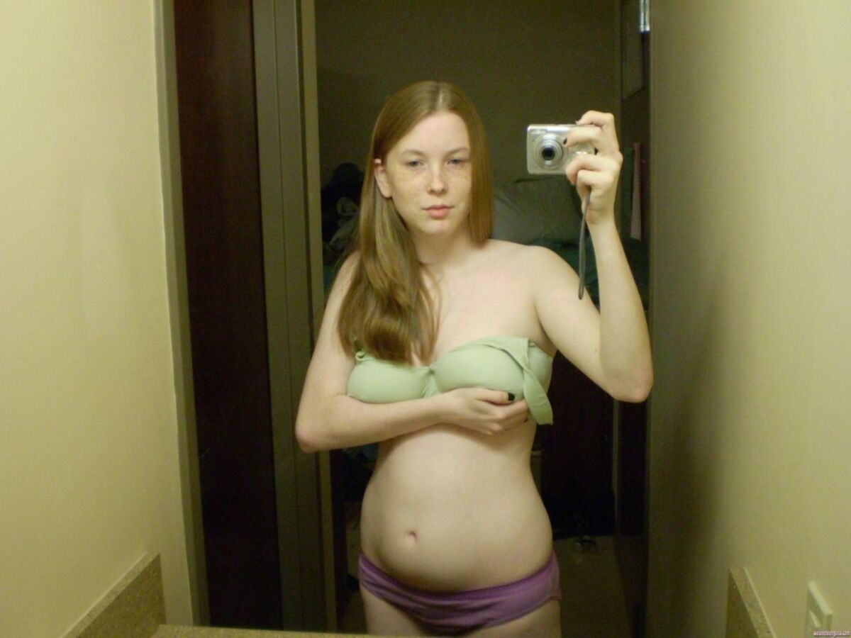 そばかすを持つ赤毛ティーンは彼女の大きなおっぱいを見せびらかします