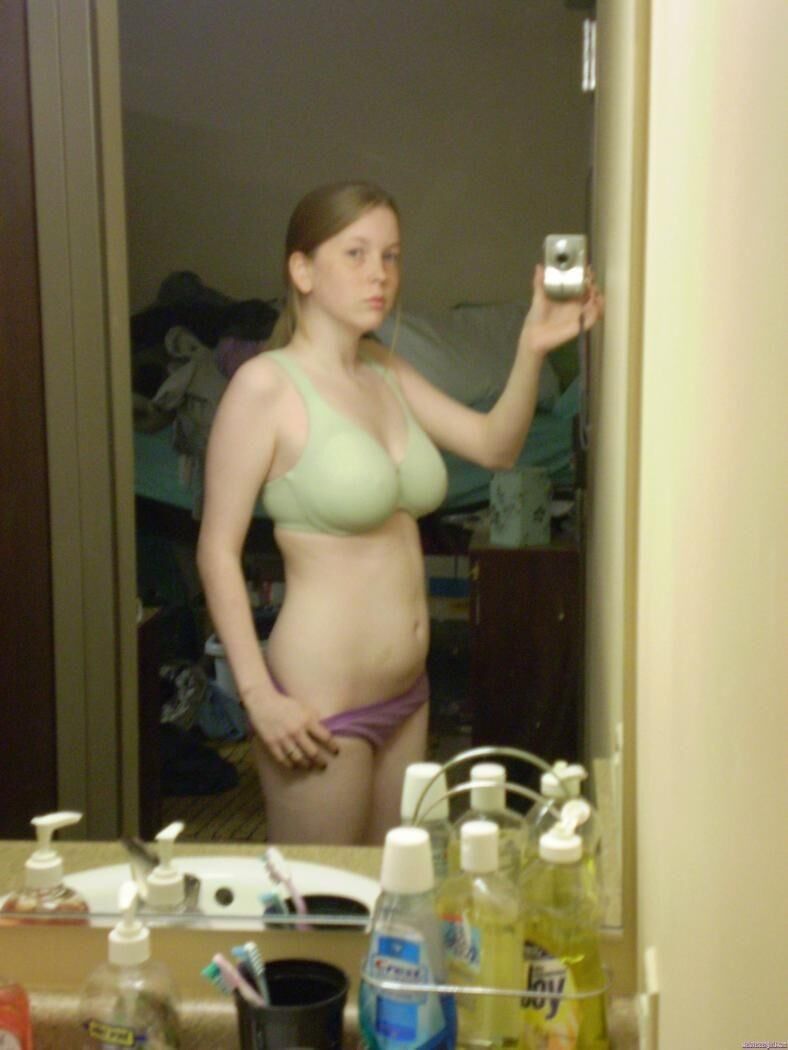 そばかすを持つ赤毛ティーンは彼女の大きなおっぱいを見せびらかします