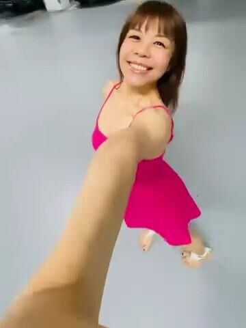 私はかわいい裸足のフィットネスアジアのひよこをmiinmiinします