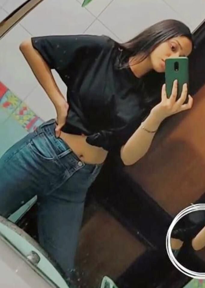 ホットプチボディを持つ美しいアジアのスウィンガーホットワイフ