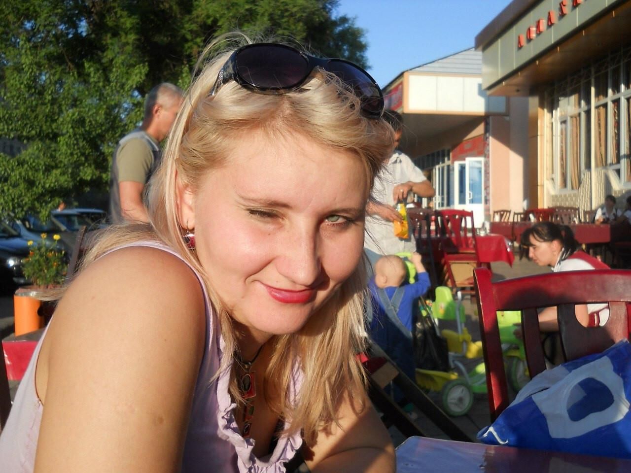 Tatiana russe blonde de Sankt Pétersbourg avec de petits seins